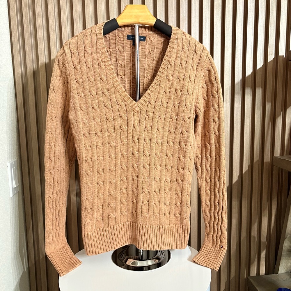 🤎 Tommy Hilfiger Camel Cable Knit V-Neck Sweater | Size M 🤎